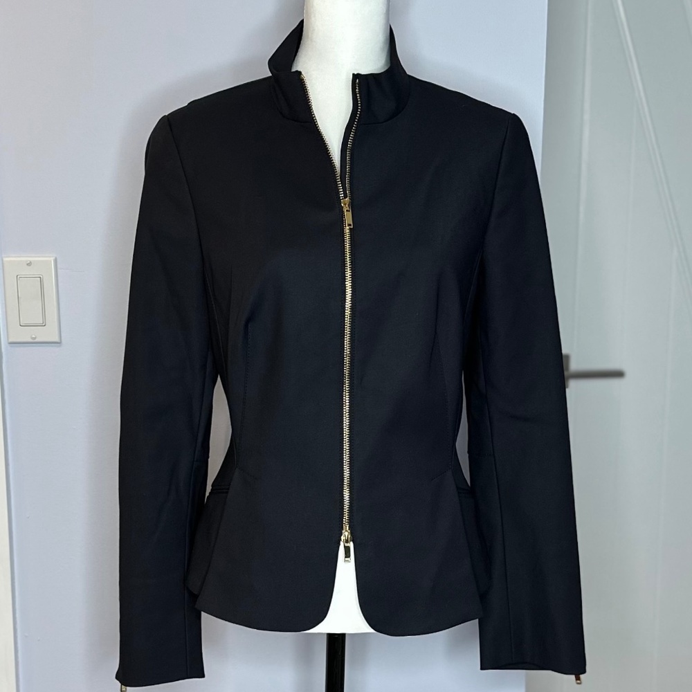 Carlisle DarkNavy Fitted blazer w/peplum. Front & wrist zippers. SZ10. Like new!
